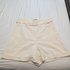 Express Cream Bermuda Shorts Tailored Mid-Thigh